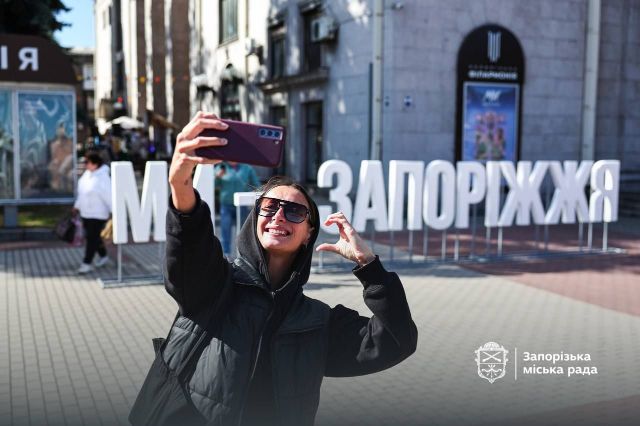Присвятили Дню міста: у Запоріжжі провели Покровський ярмарок, на якому співали, торгували і пригощали тортом “Іней”