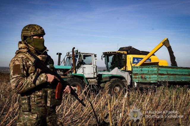 Під прикриттям поліцейських: у Запорізькому районі спецпризначенці захищають аграріїв від ворожих атак