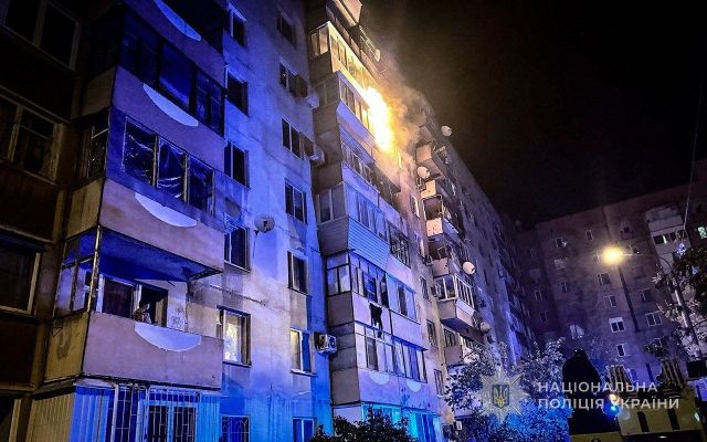 Вдарили по багатоповерхівці і мосту через Дніпро: окупанти продовжують тероризувати запоріжців