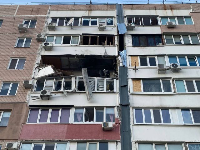 «Було відчуття, наче весь дім вибухнув»: у Запоріжжі безпілотник вдарив в багатоповерхівку, в яку вже влітав КАБ