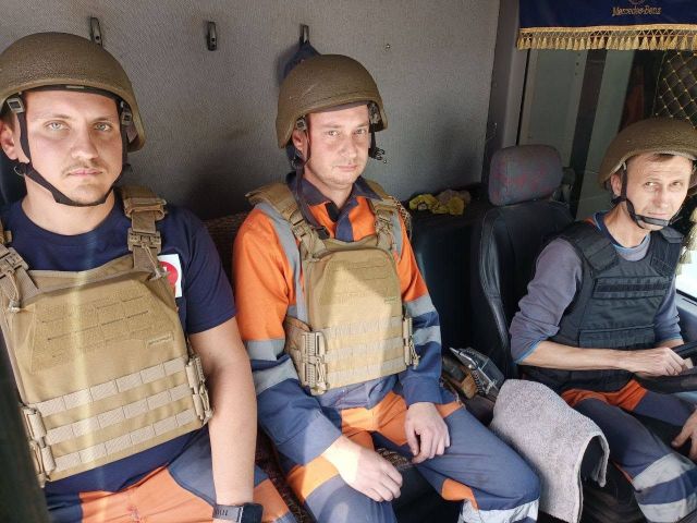 В касках і бронежилетах: у Запоріжжі водіїв сміттєвозів і вантажників забезпечили засобами захисту