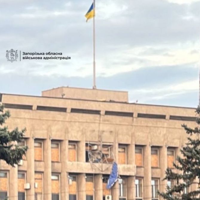 Герб відновлять: ворожий FPV-дрон влучив у будівлю Запорізької облради