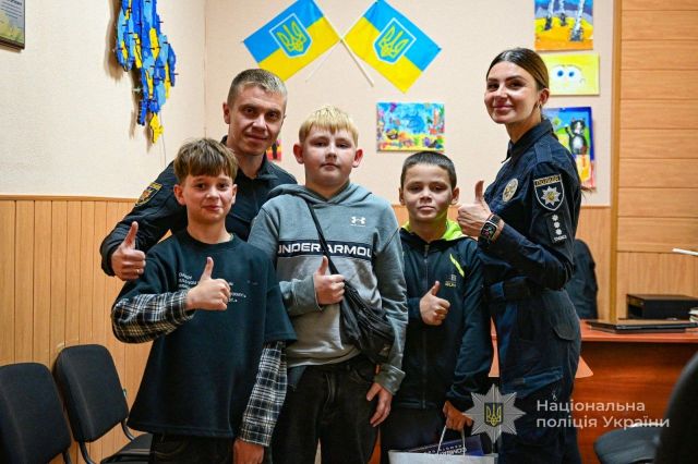 Допомогли розшукати хлопчика: у Запоріжжі поліцейські відзначили трьох юних помічників