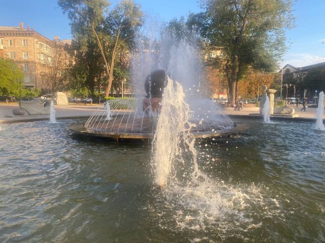 Сезон фонтанів закінчується: запорізькі комунальники готують  водограї до консервації на зиму