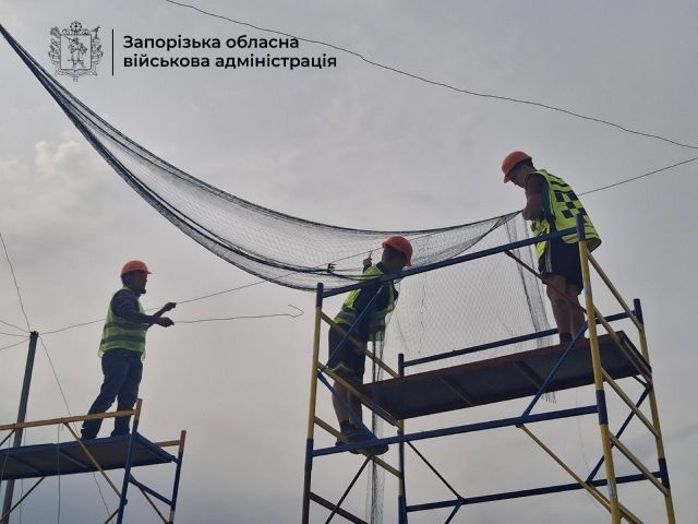 Захист від безпілотників: у Запоріжжі сіткою прикриють модульне містечко для переселенців