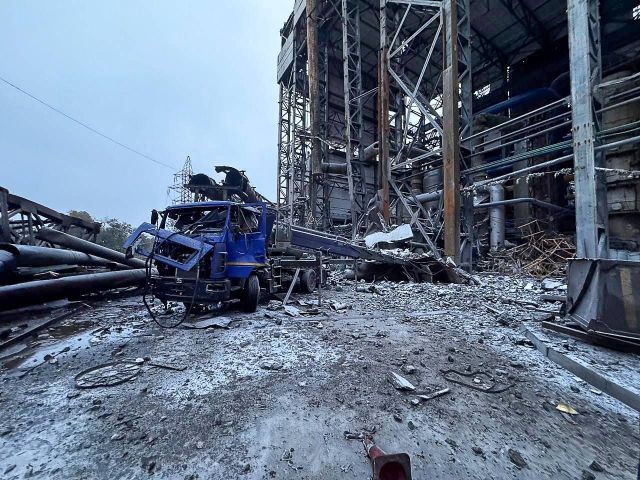 5 атак і 23 ракети: ворог продовжує руйнувати “Запоріжсталь”