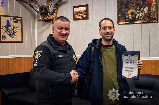 Повернув чужі гроші: запорізькі поліцейські подякували чоловіку, який не привласнив кошти пенсіонерки