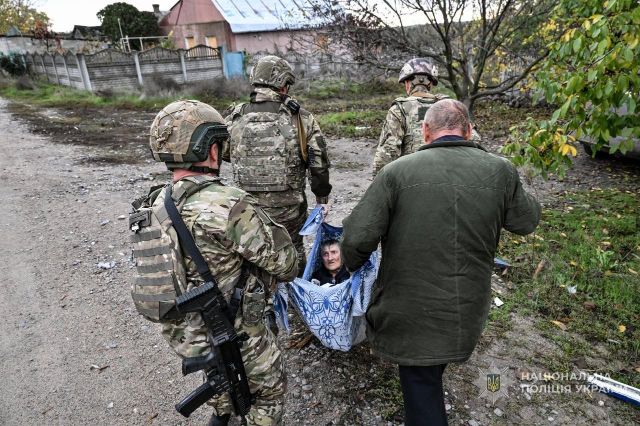 Вивезли людей і контужену вівчарку: поліцейські з капеланами провели чергову евакуацію з Комишувахи