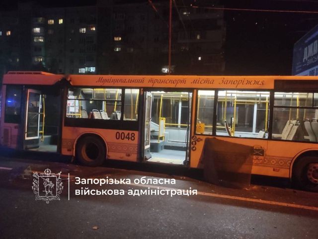 FPV-дрон влучив у дах: внаслідок атаки безпілотника на муніципальний автобус постраждала людина