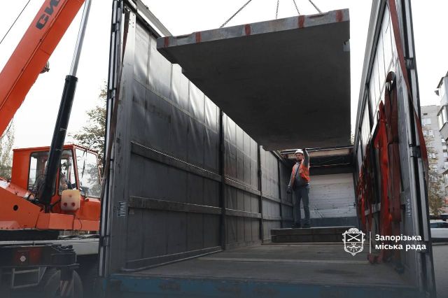 Призначені для захисту від уламків: у Запоріжжі встановлюють мобільні укриття