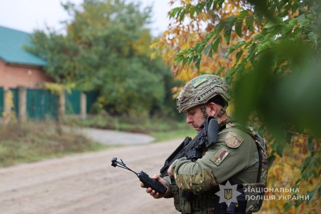 Відмова виїжджати може коштувати життя: запорізькі поліцейські продовжують евакуацію жителів Комишуваської громади