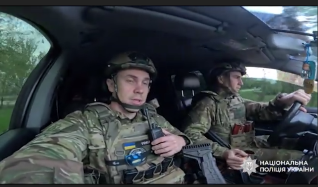 Довелося ховатися під деревами: поліцейські з капеланами провели евакуацію людей з села Комишуваської громади