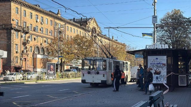 Вдарили поруч з зупинкою: у Запоріжжі внаслідок ворожої атаки травми отримали три чоловіки