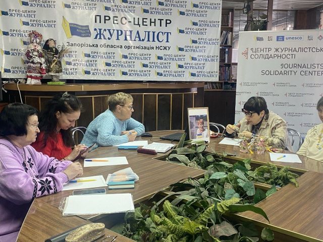Ніби писала диктант з усіма: у запорізькому центрі стояв портрет засудженої росіянами журналістки