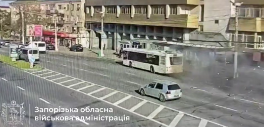 Під ударом — автобус: у Запоріжжі внаслідок ворожої атаки є поранені